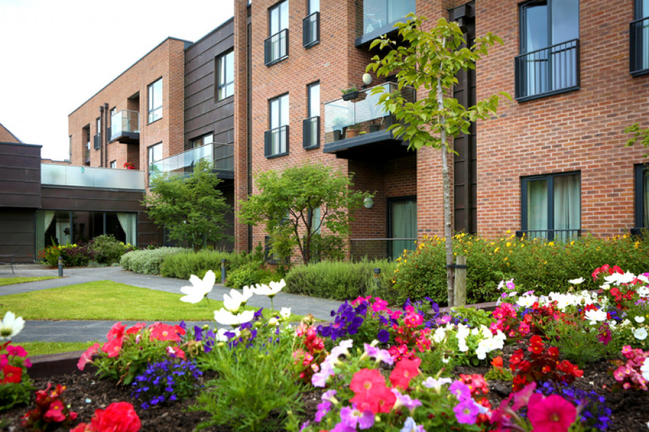 Photo showing the gardens at Heald Farm Court